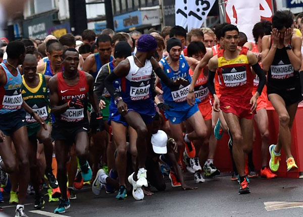 Mardrömsstarten. Regerande mästaren Geoffrey Kamworor i vit keps halkar i starten, blir brutalt påsprungen men reser sig och vinner! Foto: Deca Text&Bild